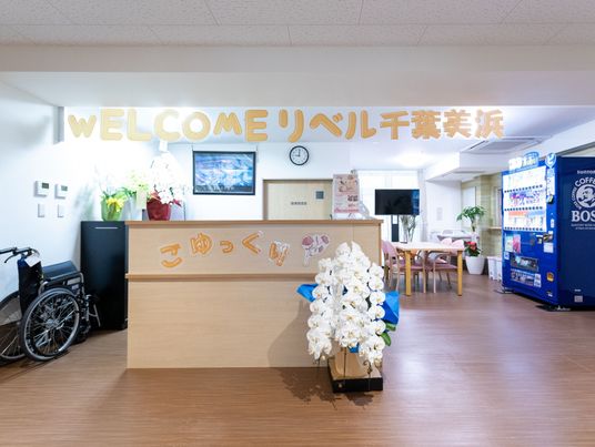 歓迎の装飾がある入口