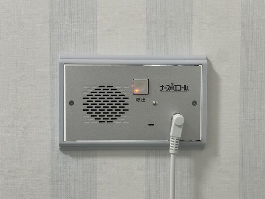 壁のインターホン