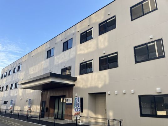 広々とした建物外観