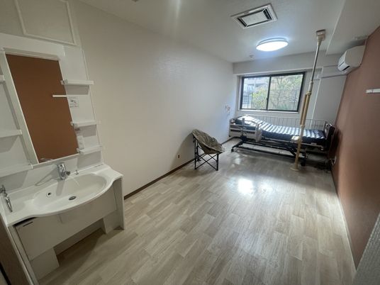 ベッドと洗面台の居室