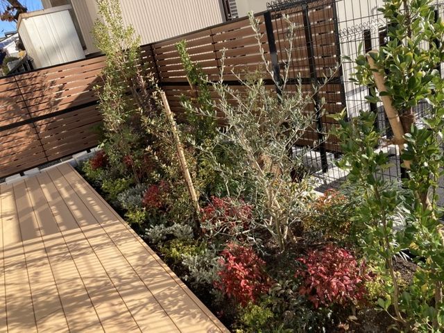 季節感あふれる庭 庭 豊かな緑と季節の花々が彩る、心癒される庭です。くつろぎながら自然を感じられます。