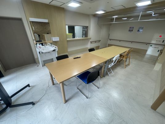 テーブルと椅子のある部屋