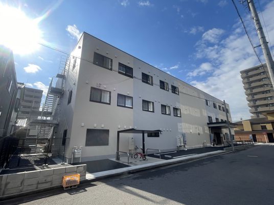 日差しが映える建物外観
