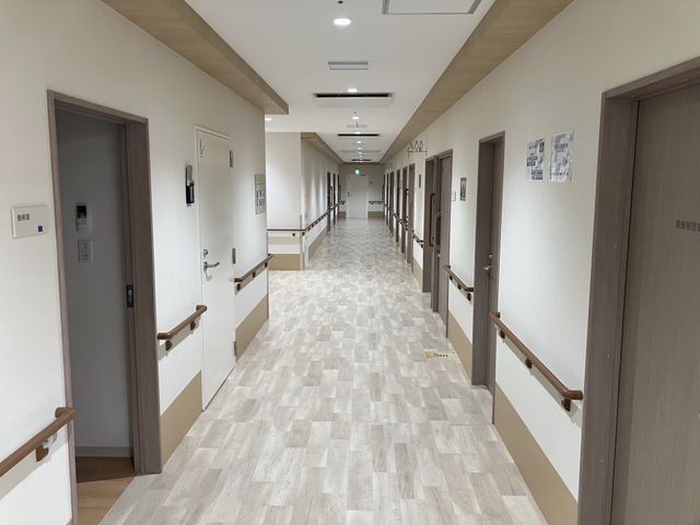 長い廊下 廊下 手すりのある長い廊下は、移動をサポートしやすいデザインです。快適な職場環境が整っています。