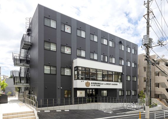 モダンな施設の外観