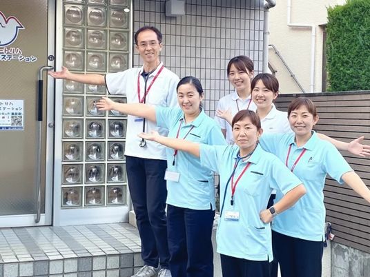 スタッフの集合写真 外観  
