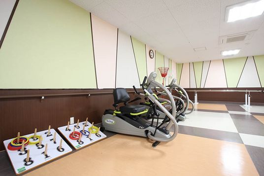 運動器具が並ぶ機能訓練室