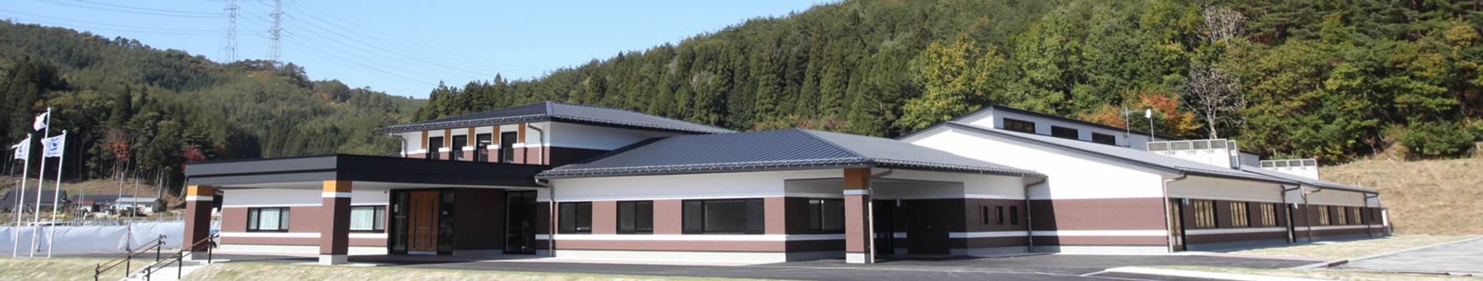 周囲に自然が広がる建物外観