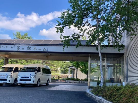 送迎車がある玄関前  