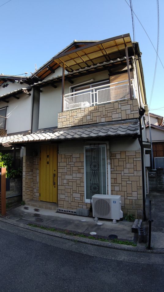 落ち着いた外観の建物