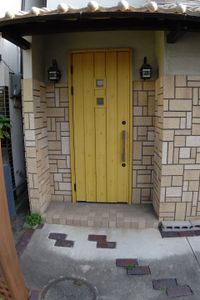 木製のドアと玄関