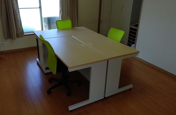 明るい部屋と机と椅子