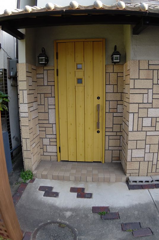 郵便受けのある玄関