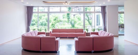 広々としたラウンジ