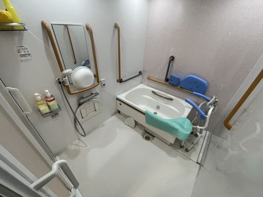 白を基調とした浴室