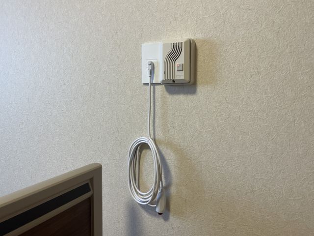 設備が整った居室 居室 壁に設置された機器が整った居室です。安心できる環境が整っています。