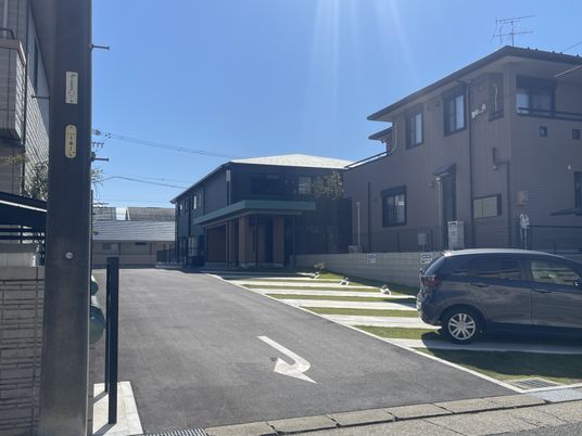静かな住宅街の外観