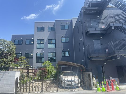 明るい屋外の建物  
