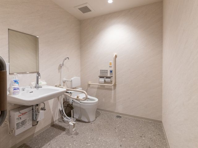 手すり付きのトイレ トイレ   手すりや洗面台が備わった、使いやすいトイレです。明るく清潔感があり、介助しやすい環境が整っています。