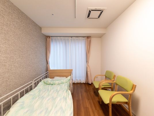 落ち着いた個室の居室  