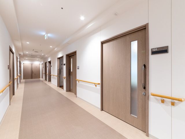 明るい廊下 廊下   白を基調にした明るい廊下で、手すりが両側に設置されています。扉の幅もゆとりがあり、移動しやすい印象です。