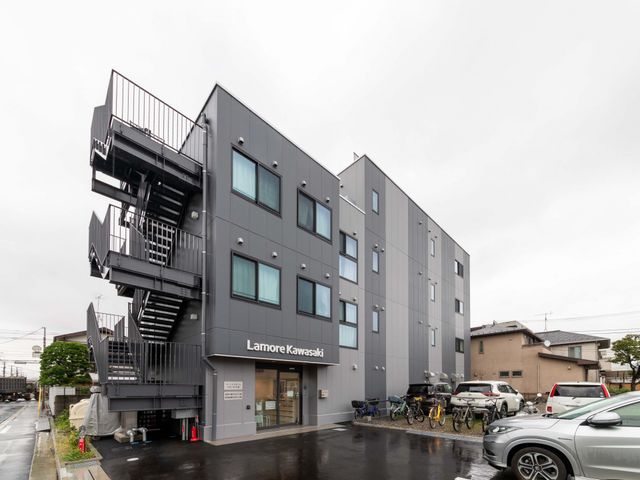 建物外観 外観   黒とグレーを基調にした3階建ての建物です。駐車スペースや外階段があり、落ち着いた雰囲気です。