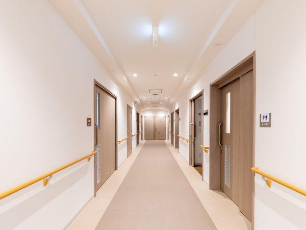 明るい廊下の通路  