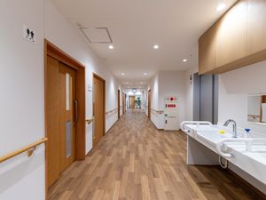 明るい廊下と洗面台の廊下  