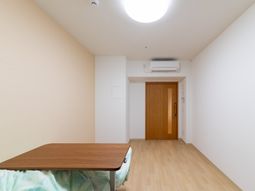 明るい個室の居室  