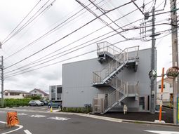 外階段のある建物外観  