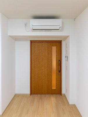 木目扉の廊下  