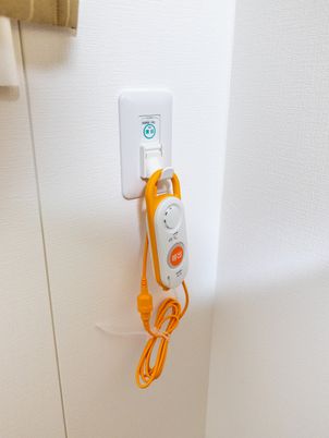 呼出しボタンの壁面  