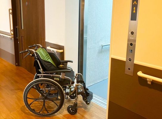 車椅子のあるエレベーター