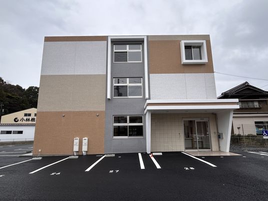 新しい建物の外観  