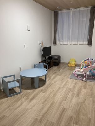 小さな椅子が並ぶ部屋