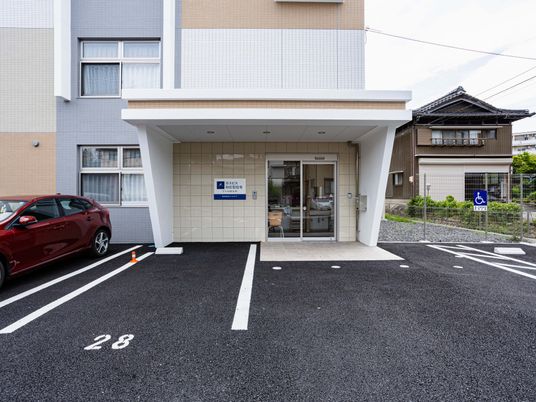 広い駐車場のエントランス