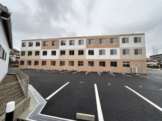 多数駐車可能な建物外観