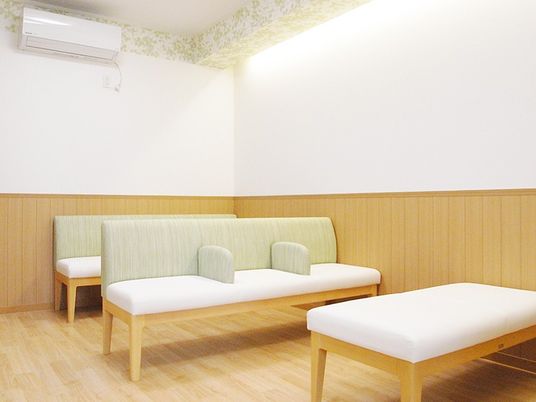 休憩用ベンチのある部屋  