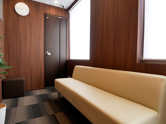 ソファのある休憩室  