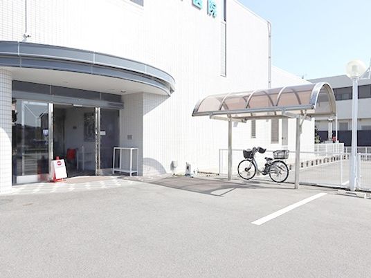施設の外観と駐輪場  
