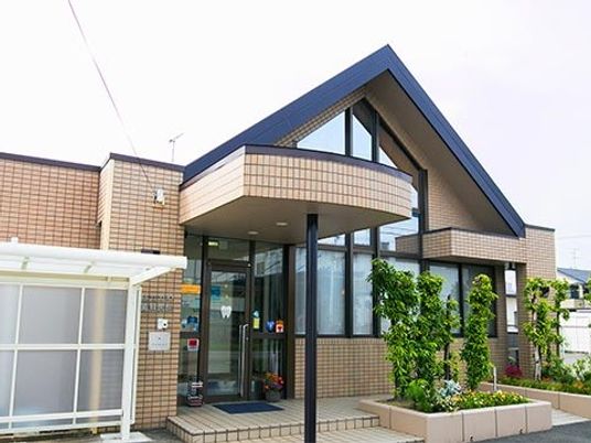 明るい施設の外観  