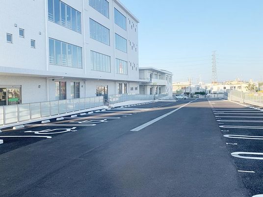 施設前の駐車場  