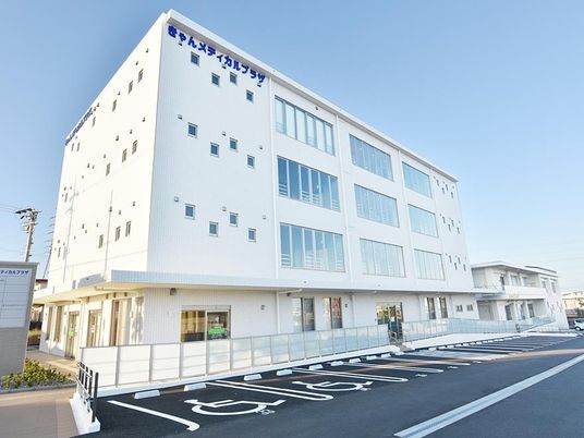 白い建物の外観  