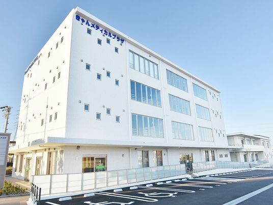 白い建物の外観  