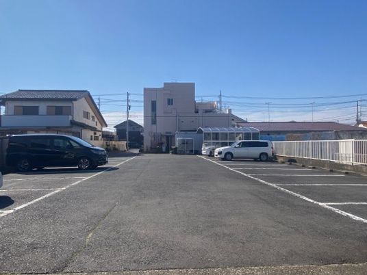 駐車場と建物の外観  