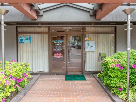 花壇のあるエントランス  