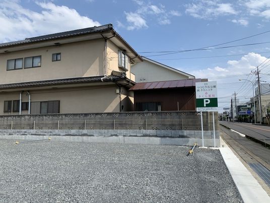 駐車場のある外観  