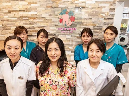 スタッフが並ぶ受付前  