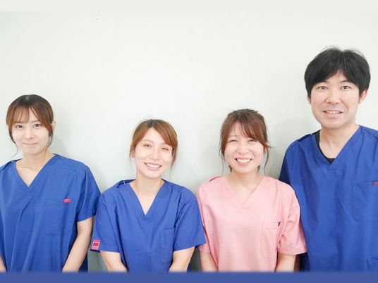 笑顔のスタッフ4人  