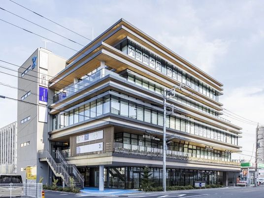 近代的な外観の建物  